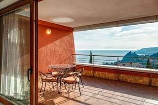 Гостиница Фамилия Делюкс Гурзуф Апартаменты с тремя спальнями и видом на море №101-15