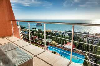 Гостиница Фамилия Делюкс Гурзуф Апартаменты King Size с четырьмя спальнями и видом на море 183-20