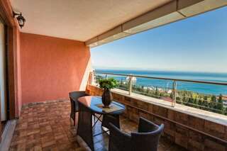 Гостиница Фамилия Делюкс Гурзуф Апартаменты с видом на море-1