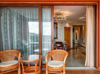 Гостиница Фамилия Делюкс Гурзуф Апартаменты с двумя спальнями и видом на море №98-3